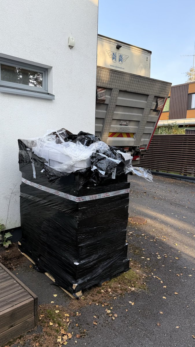 Hyvin on toiminut alkoholin etämyynti ja kotiinkuljetus ilman lakimuutostakin. Olin kännissä kun lasti tuli ja paikalla saattoi olla myös alaikäisiä. Papereita ei kysytty.