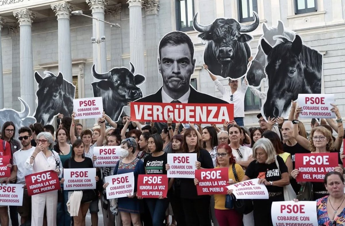 VERGÜENZA @psoe 
vergüenza <a href="/sanchezcastejon/">Pedro Sánchez</a> 
Vergüenza <a href="/CristinaNarbona/">Cristina Narbona</a> 
Pisoteáis la democracia, la voluntad de las 715.000 personas que firmaron la ILP #NoEsMiCultura y os alineáis con la extrema derecha rancia