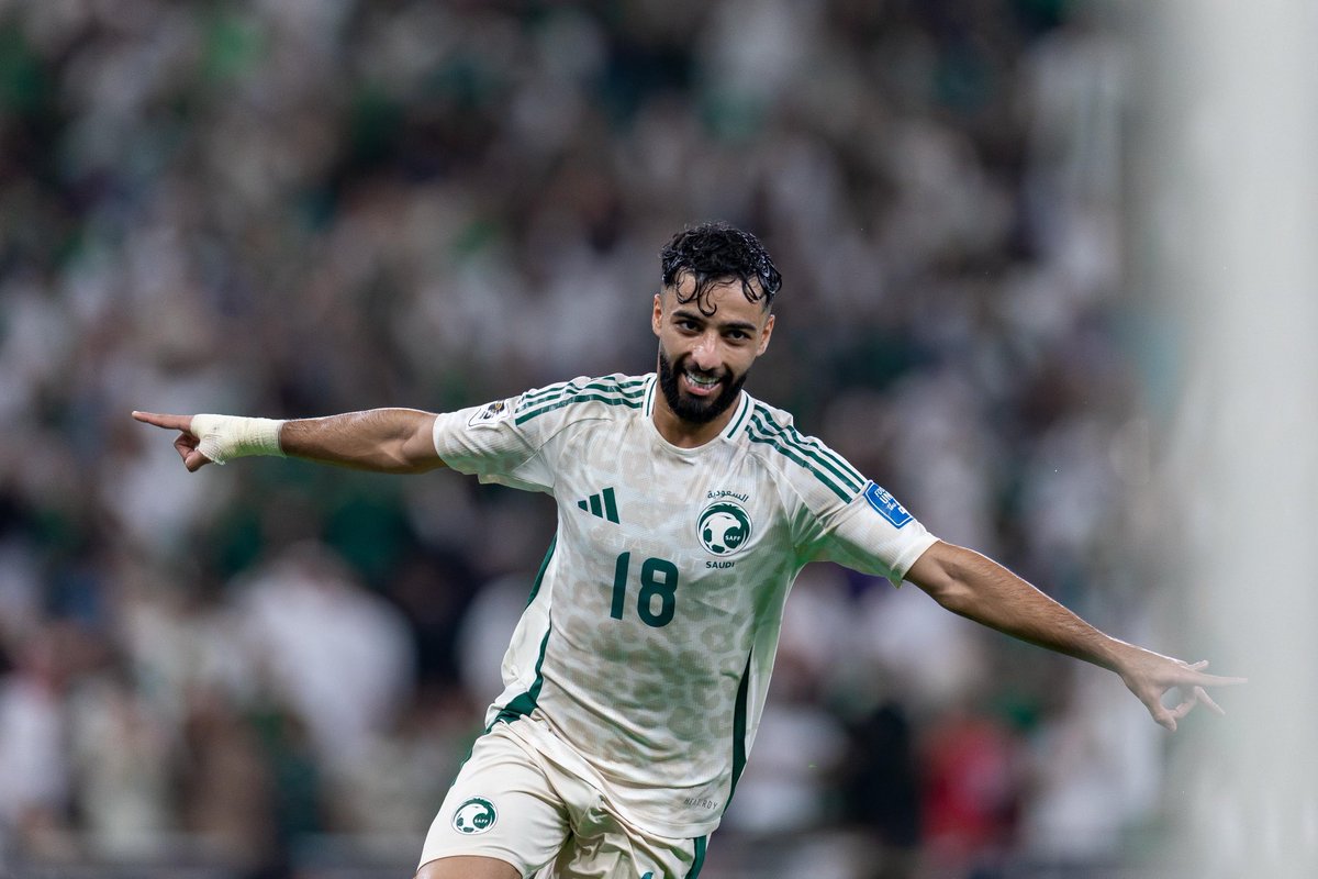 FaresAlfazi's tweet image. 18.. رقم يحمل إرثًا كبيرًا 
ويستمر بلمعانه في كل جيل 💚
