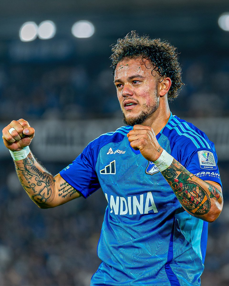 LPEmbajadora's tweet photo. Qué foto. 191 días después, Leo #Castro volvió a marcar con #Millonarios Ⓜ️. Gol N° 51, lágrimas, fe y una remontada
que nos deja con vida.

Tener un jugador como Leo es esa pequeña luz al final del túnel que aún nos hace creer.

Te estábamos esperando goLEOdor 🫶2️⃣3️⃣⚽️. https://t.co/VXrEsGbSJ7