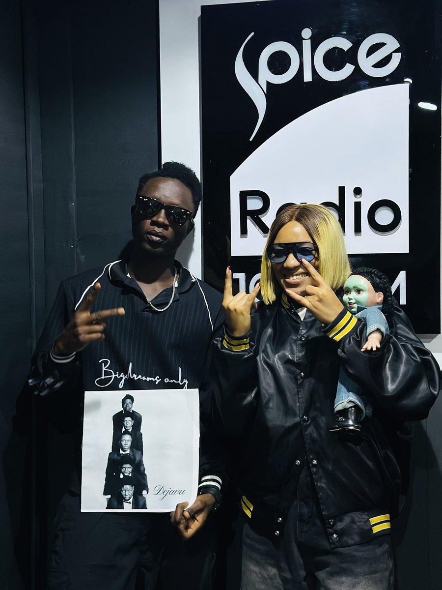 spicefmlagos's tweet photo. Studio turned into a whole party when @firstklaz_ pulled up for The Evening Show with the queen herself, @thekweeenlisa 👑🔥

#Spice1029FM #EveningShow #QueenMelissa #Firstklaz #StudioVibes #GoodEnergy #UnscriptedFun #RadioMagic https://t.co/Ze4wWcDxe3