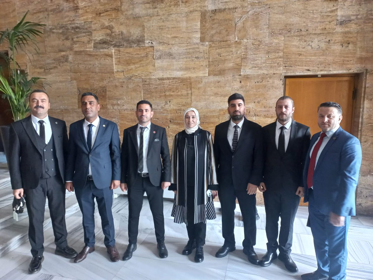 DEVA Partisi Genel Başkanı <a href="/alibabacan/">Ali Babacan</a> ile #TBMM’de bir araya gelerek, #YardımcıHizmetlerSınıfı’nın sorunları ve talepleri hakkında görüşme gerçekleştirdik.

Bu konuda yapılacak çalışmalar ve çözüm adımları için desteklerinden dolayı teşekkür ederiz. <a href="/elifesendeva/">Elif Esen</a> <a href="/avidrissahin/">Av. İdris Şahin</a>