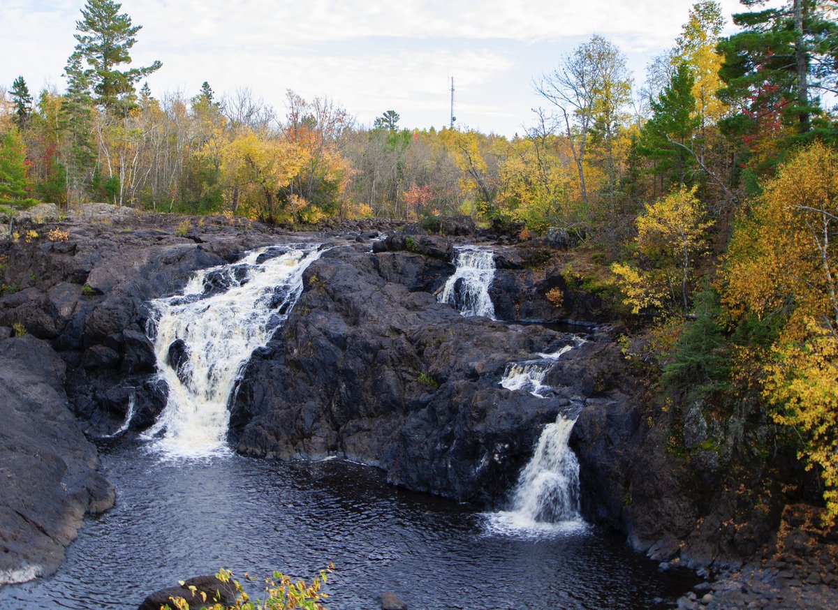 prairieguy2016's tweet photo. Your Afternoon Fall Foliage Foto(s). Fall in northern Minnesota, brilliant colors & a picturesque waterfall. #fallfoliage #fallcolors #fall #waterfalls #kawishiwifalls #elymn #Minnesota https://t.co/mqYBUA0ZdR
