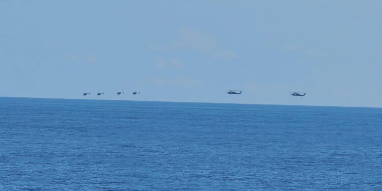 ReporteYa's tweet photo. #8Oct #EEUU 
El Ejército de Estados Unidos despliega helicópteros de operaciones especiales frente a Trinidad y Tobago, a bordo del buque M/V Ocean Trader. La presencia de MH-6M “Little Birds” y MH-60M “Black Hawk” genera atención por su potencial uso en misiones de alto valor estratégico. - @Monitoreamos