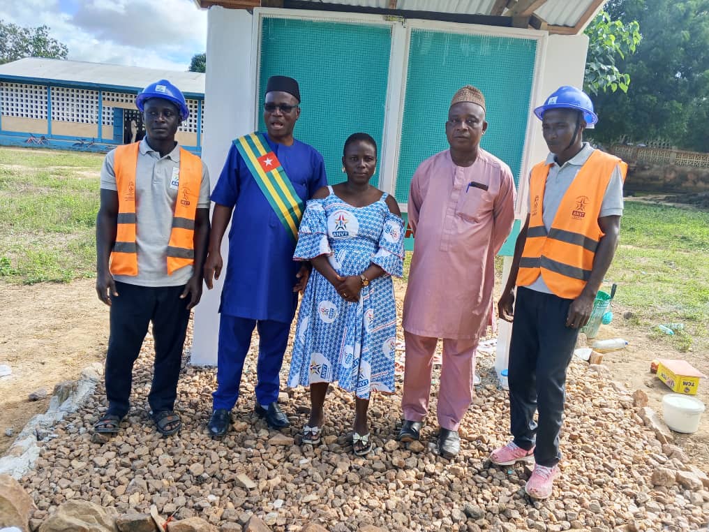 anvt_togo's tweet photo. Pour marquer la fin de leur mission, ce 6 Octobre 2025, les VEC d'Aleheridé ont offert un tableau d'affichage à leur Lycée, afin  de protéger et de faciliter la diffusion des  informations en milieu scolaire.

#VEC
#JeMengage
#CRVCentrale
#ANVT https://t.co/cO3HDbYS4T