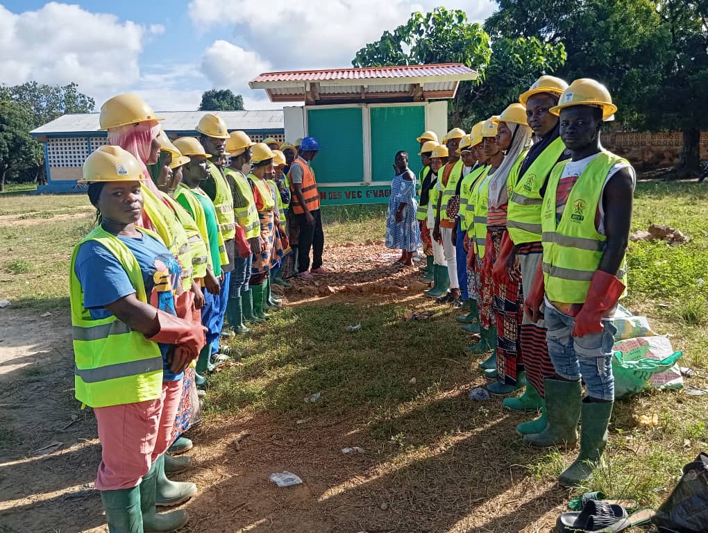 anvt_togo's tweet photo. Pour marquer la fin de leur mission, ce 6 Octobre 2025, les VEC d'Aleheridé ont offert un tableau d'affichage à leur Lycée, afin  de protéger et de faciliter la diffusion des  informations en milieu scolaire.

#VEC
#JeMengage
#CRVCentrale
#ANVT https://t.co/cO3HDbYS4T
