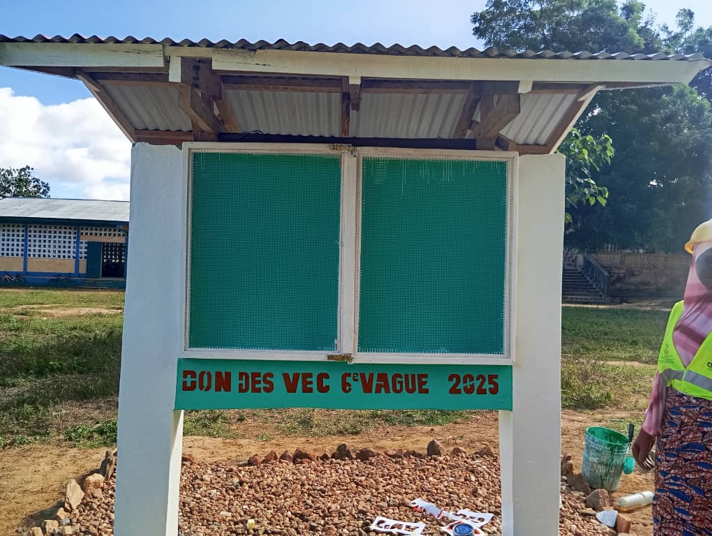 anvt_togo's tweet photo. Pour marquer la fin de leur mission, ce 6 Octobre 2025, les VEC d'Aleheridé ont offert un tableau d'affichage à leur Lycée, afin  de protéger et de faciliter la diffusion des  informations en milieu scolaire.

#VEC
#JeMengage
#CRVCentrale
#ANVT https://t.co/cO3HDbYS4T