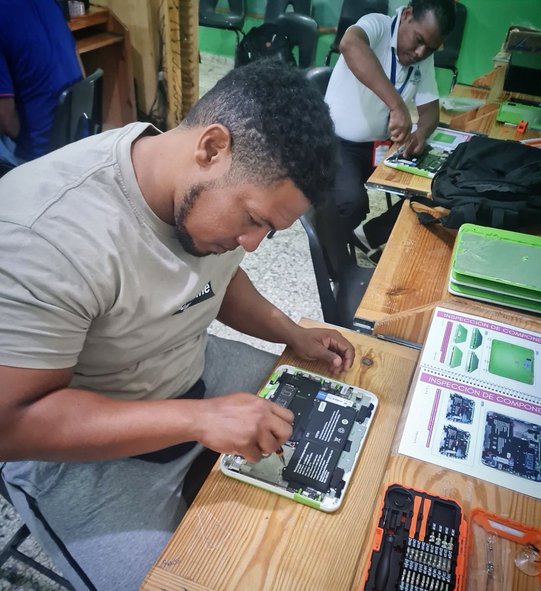 🌱 +12,000 voluntarios
👨‍👩‍👧 +60,000 beneficiarios indirectos
🖥️ +20,000 laptops activas
Cada número representa una historia de cambio, pero detrás de cada historia hay una persona que decidió dar su tiempo para transformar el futuro de otro.