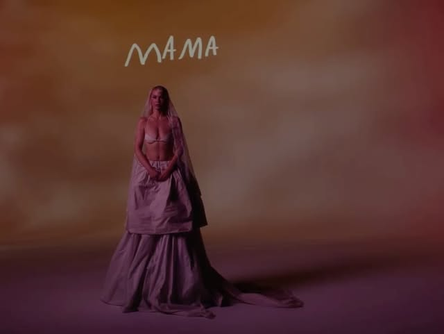 Nataša Bekvalac otkrila je popis pjesama za novi album "Mama":
1. Nataša
2. Mama
3. Oštećena
4. U inat ft._____
5. Patologija
6. Gola
7. Crni labud
8. Alal ti
9. Fali mi ljubavi 
10. Izlečena