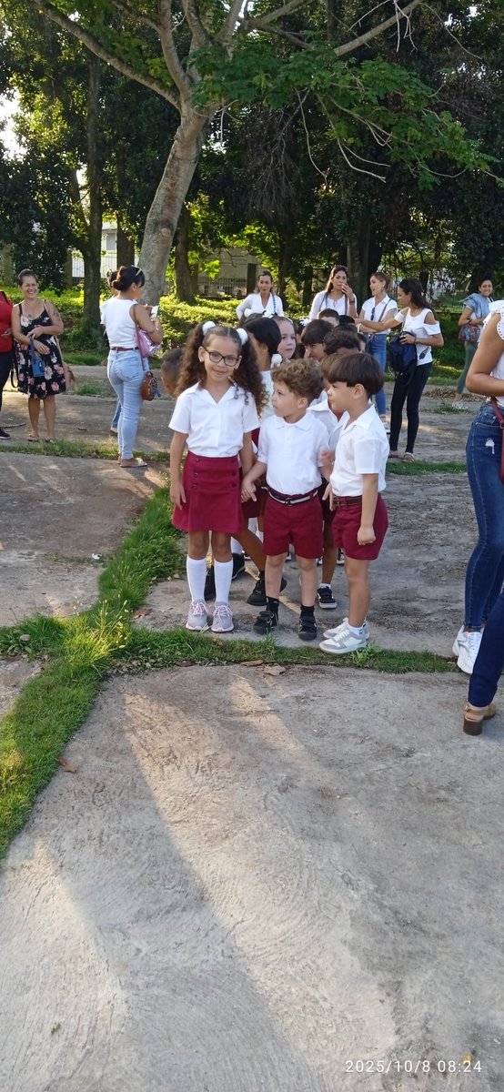 Al grito de " Moncadistas siempre listos" nuestros niños de la escuela Carlos Rodríguez Careaga de Artemisa reciben hoy su pañoleta azul, muchas felicidades para ellos.