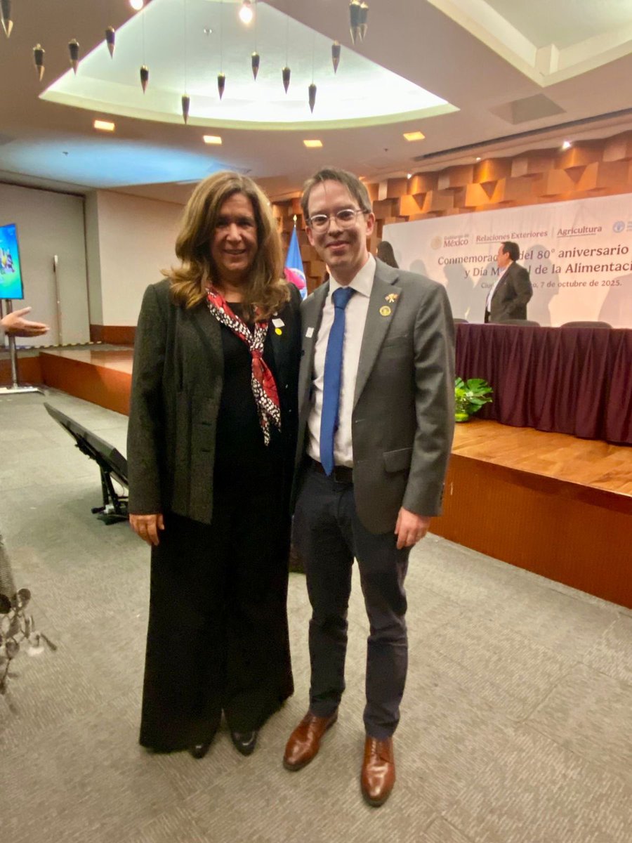 IrishEmbMexico's tweet image. Un placer asistir a la celebración del 80 aniversario de la @FAO @FAOMexico @FaoPohl y ver a representantes del proyecto promoción de cadenas de valor  en Jalisco financiado por Irlanda, demostrando que siguen destacando en su labor con una mermelada de piña excepcional.