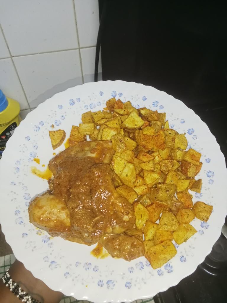 lady_waithera's tweet image. Small small meal prep for a client. 

Chicken curry served with seasoned deep fried jacket potato cubes 😋 

#numnum
#mpishibora