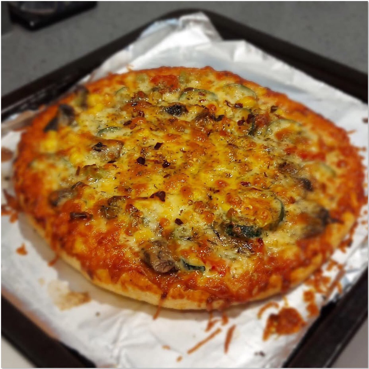 LeedSTUnited's tweet image. Garlic Bread Vegetarian Pizza 🍕😋❤️❤️❤️ #GarlicBread #Vegetarian #Pizza #YummyYummyInMyTummy