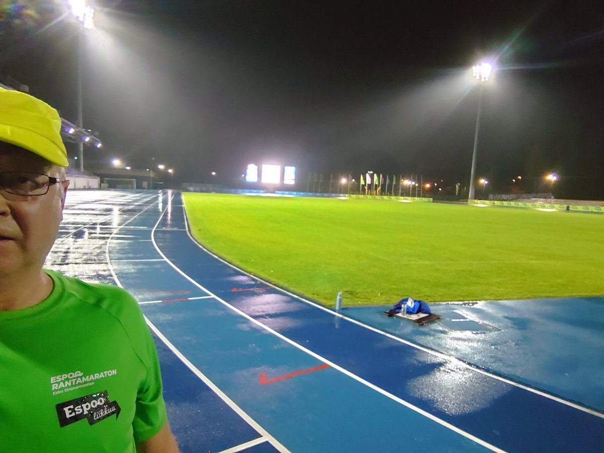 Tuntee olevansa elossa, kun käy EsboIFn treeneissä tekemässä 10x400m +verkat. Urbaani pk-seutu.