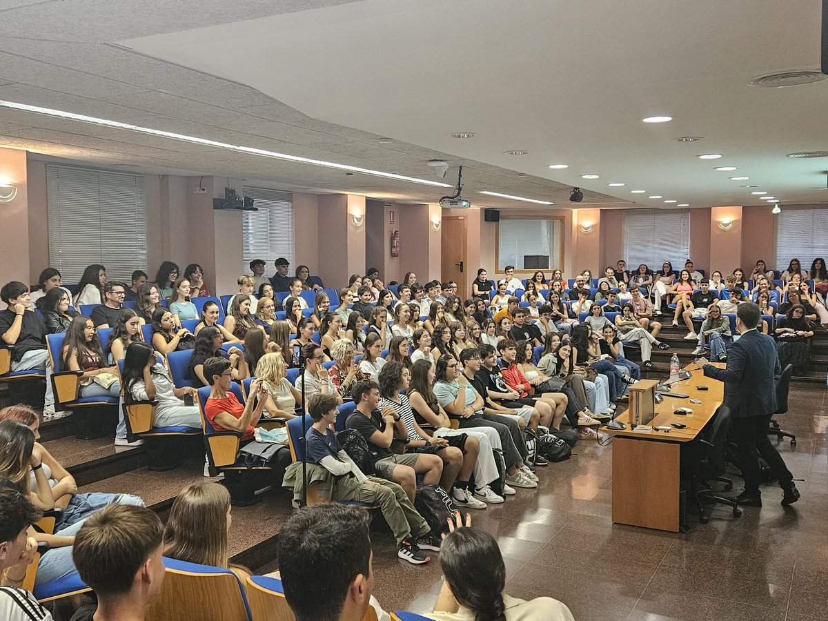 📚📖"ENTRE LIBROS Y MAGIA"🧙‍♂️
Ayer, los alumnos de 2º Bach de Investigación visitaron la Feria del Libro y, a continuación, asistieron a una charla de <a href="/NachoFenollar/">Nacho Fenollar</a>, mago y experto en oratoria, llena de magia y de palabras motivadoras.
Una jornada muy enriquecedora.