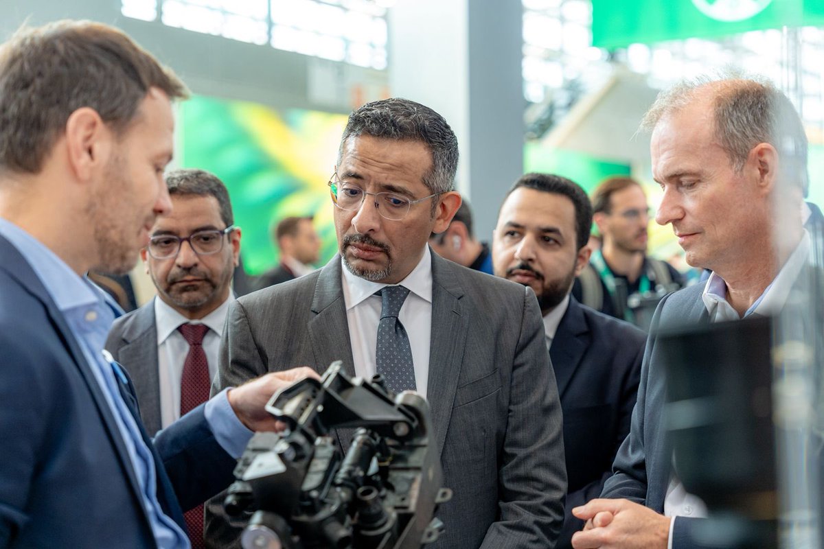 في مستهل زيارتي إلى مدينة «Düsseldorf» الألمانية، تفقدت جناح المملكة المشارك في معرض «K Show 2025»، والذي يضم عددًا من الجهات الحكومية والشركات الوطنية لاستعراض القدرات الصناعية السعودية والفرص الاستثمارية، كما اطلعت خلال جولتي في المعرض على أبرز التقنيات والابتكارات الصناعية