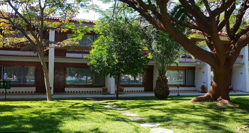 sofyvaldivia's tweet photo. #Oaxaca | Cierra sus puertas el emblemático Hotel Misión de los Ángeles

La ciudad de Oaxaca despide a uno de sus lugares más entrañables y simbólicos: el Hotel Misión de los Ángeles, que tras más de cuatro décadas de historia, ha anunciado el cierre definitivo de sus puertas. Fundado el 1° de septiembre de 1979 por el visionario empresario Don Florentino Audelo Galguera, este icónico recinto se convirtió en un refugio de paz, tradición y hospitalidad, marcando la memoria de generaciones enteras.

A lo largo de los años, sus jardines, salones y habitaciones fueron testigos de romances, celebraciones familiares y grandes encuentros. En su historia quedaron grabadas las noches de arte y bohemia que resonaron con la voz de Juan Gabriel y otros artistas que iluminaron su discoteca y sus bares. Su restaurante fue, además, embajador de la gastronomía oaxaqueña, conquistando paladares con el sabor auténtico de la región.

“La Misión de nuestros Ángeles concluye su recorrido, cerrando las puertas de su corazón”, señala el comunicado emitido por el hotel, en el que expresan su gratitud a huéspedes, colaboradores y amigos que formaron parte de esta travesía.