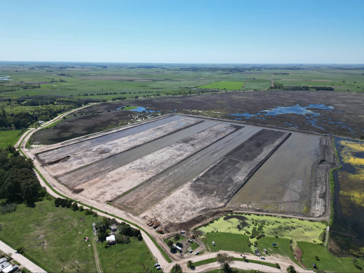 👷‍♂️ Seguimos con los trabajos de limpieza de la Laguna La Rosita en #Castelli 

Las tareas de dragado y saneamiento permitirán recuperar un espejo de agua de 27 hectáreas, y se conformarán tres terraplenes para crear una reserva natural en beneficio de 10.000 vecinos y vecinas.