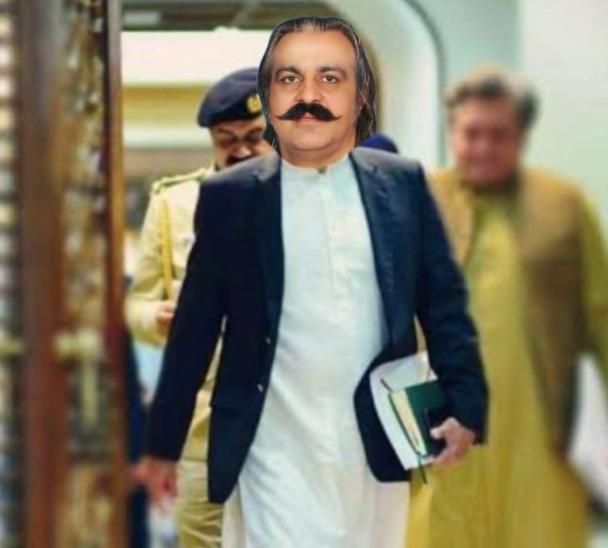 علی امین گنڈاپور نے ڈائری اٹھائی اور وزیراعلیٰ ہاؤس سے نکلتے ہوئے کہا کوئی رہ تو نہیں گیا جس نے میرے خلاف سازش نہ کی ہو 💔
#SohailAfridi #AliAminGandapur