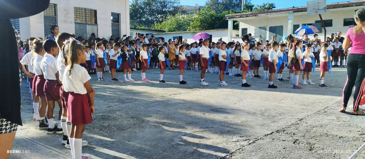 En este Día del Guerrillero Heroico, la pañoleta azul se convierte en un símbolo de valentía para todos los niños que cursan su primer grado. Este 8 de octubre, una nueva generación de pioneros se levanta, proclamando con fuerza: “¡seremos como el Che!”  #DíaDelGuerrilleroHeroico