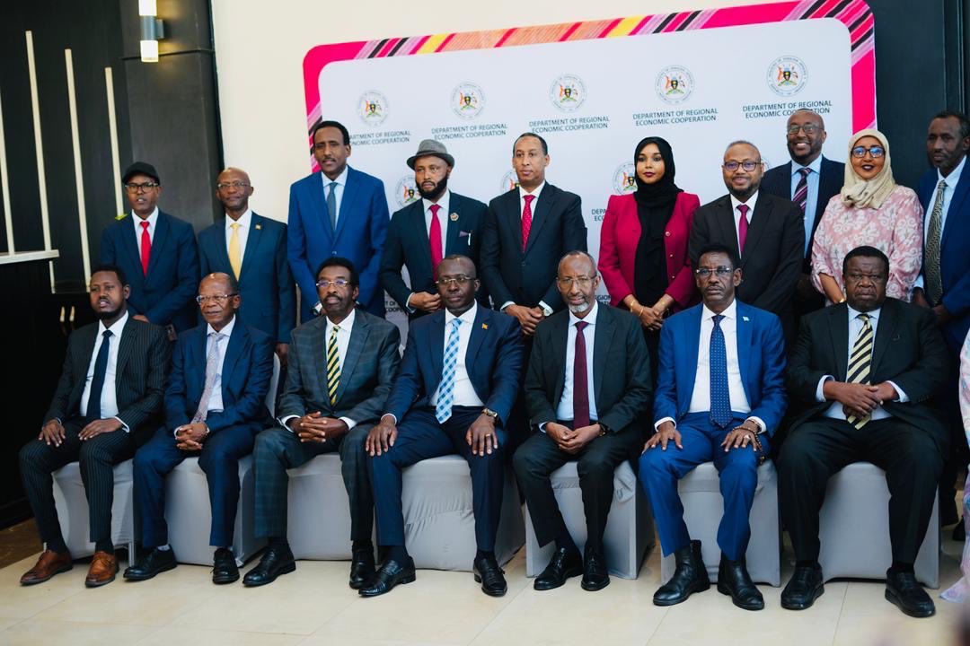 Today, the Permanent Secretary H.E. <a href="/HamzaHaadoow/">Hamza Adan Haadoow</a>, together with Ministers from the Federal Government of Somalia, signed several agreements with the Government of Uganda during the 2nd Somalia–Uganda Trade and Investment Conference in Kampala. 1/2