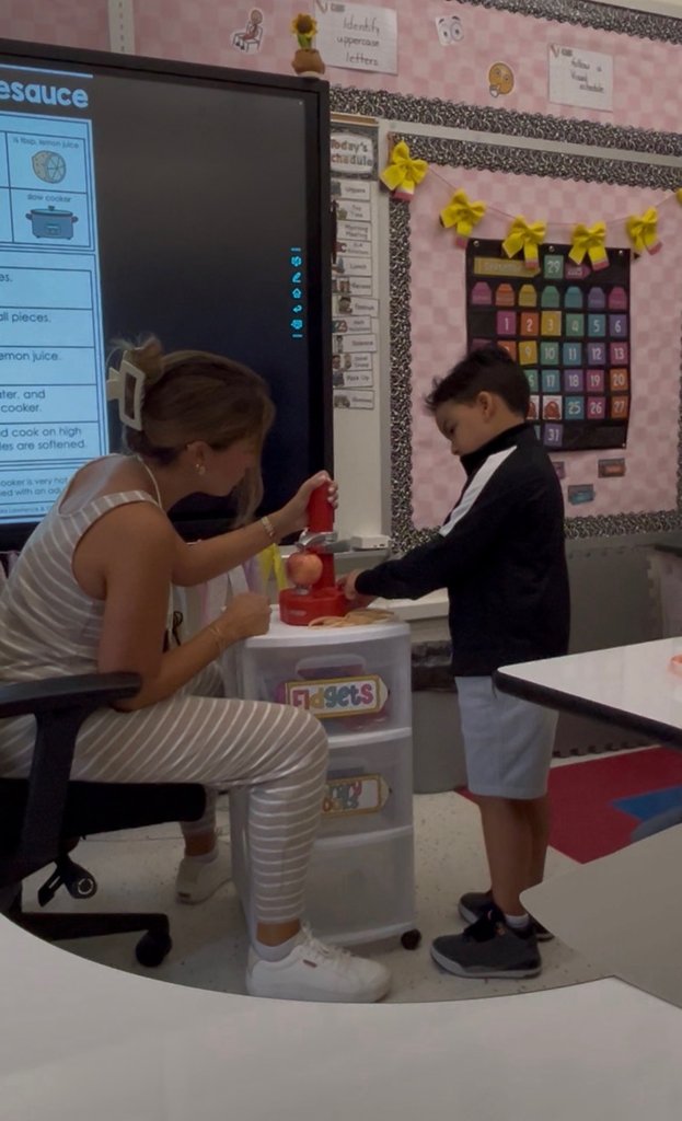 Play of the day... Applesauce! Miss Carlos' class wrapped up their apple unit by making homemade applesauce! Students peeled, chopped, and mixed apples with cinnamon, sugar &amp; lemon juice- a fun, hands-on way to learn and enjoy a cozy fall treat!
#GreatnessStartsHere