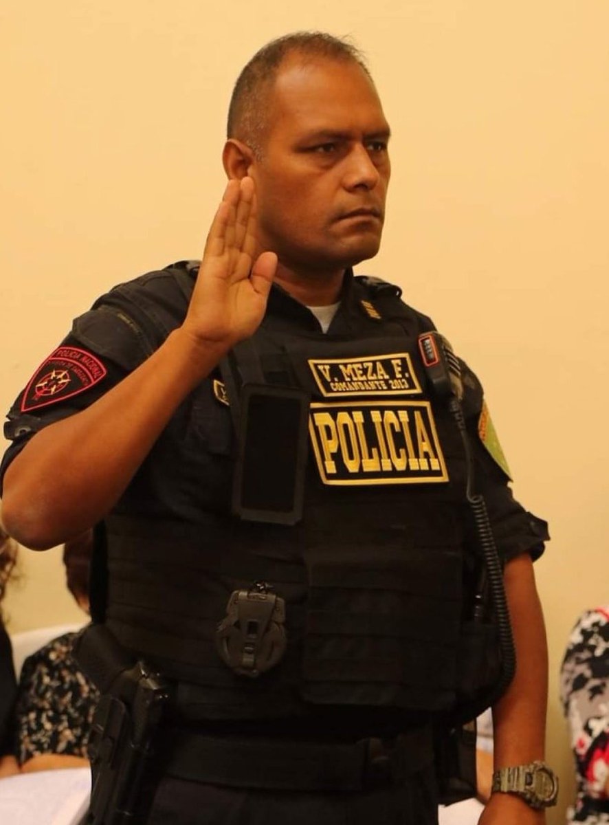 ElmerAyala_PE's tweet photo. ¿Qué relación tiene el Coronel Víctor Hugo Meza Farfán, jefe de la División Policial Lima Centro, con la suboficial Judith Cuba ‘Lady 2 soles’?

Con ensañamiento, cometieron abuso de autoridad y peculado en contra del chofer y todos los ciudadanos pasajeros del bus, a quienes obligaron a bajar de la unidad dejándolos a la deriva. El chofer ameritaba únicamente, intervención, toma de datos y respectiva denuncia policial por parte de la suboficial.

Estuvo investigado por la fiscalía anticorrupción por presuntamente ser parte de una organización delincuencial ‘Los Mercaderes del Centro’, involucrado en contrataciones directas para la adquisición de equipos de protección personal, artículos de limpieza y ranchos fríos en épocas de pandemia.

También fue denunciado por dos subalternos, por abuso de autoridad. 

A pesar de todo ello, fue enviado por este régimen como agregado policial a Italia, actualmente es el jefe de la División Policial Lima Centro.