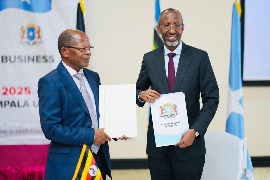 AbdikaniAdde's tweet photo. 🇸🇴🤝🇺🇬 Somalia and Uganda have signed new cooperation agreements during the 2nd Somalia–Uganda Investment and Business Forum in Kampala.
The MoUs cover immigration management, education, sports, and security. @MOFASomalia @MoPIED_Somalia @AfricaAmahoro 

#SomaliaUganda https://t.co/MxJQM5u0mq