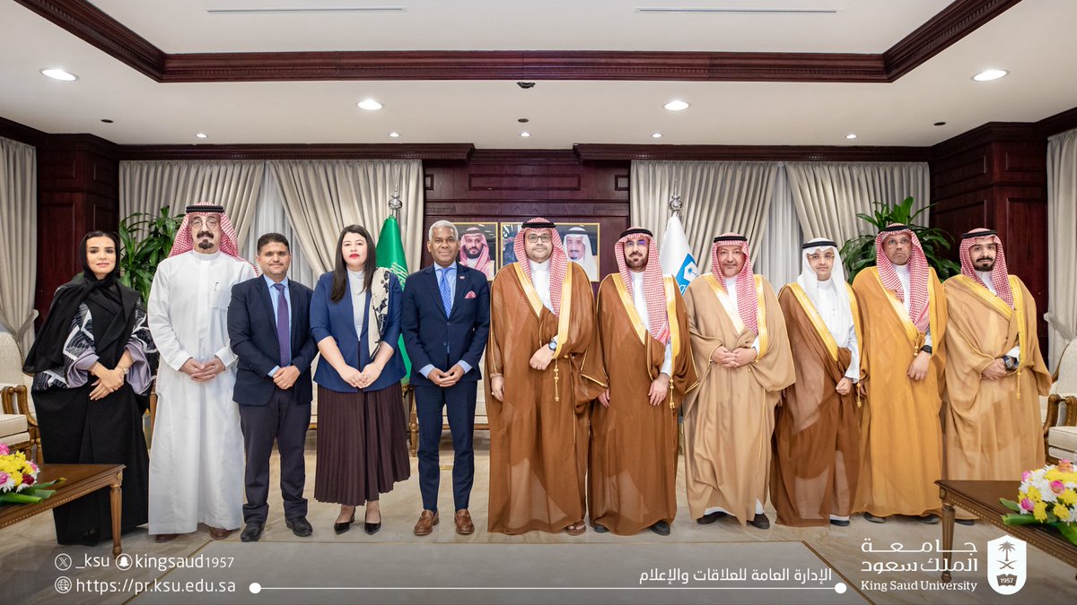 سعادة رئيس #جامعة_الملك_سعود المُكلَّف أ.د. علي بن محمد مسملي يستقبل سعادة سفير جمهورية الدومينيكان لدى المملكة السيد أندي رودريجيز دوران، وجرى خلال اللقاء مناقشة سبل التعاون في المجالات التعليمية والأكاديمية.