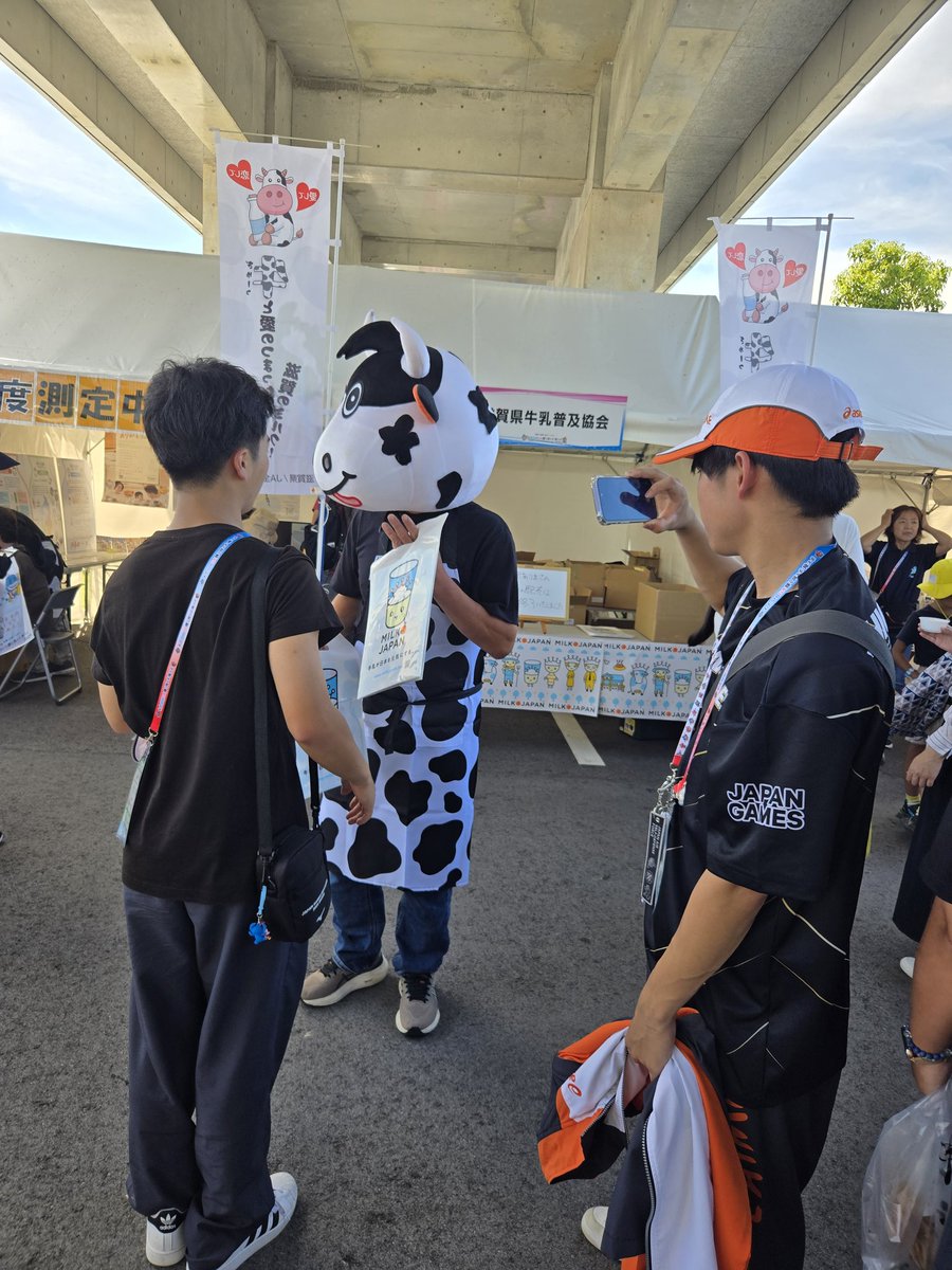 GJjpaAdWJ315688's tweet image. 今年は滋賀県で国スポが開催地なっていました。昨日は閉会式で滋賀県牛乳普及協会の一員として牛乳配布や骨密度検査の活動をしました。多くの来場者の方から『毎日牛乳ありがとう』と感謝の言葉を頂いてうれしいかったです🐮おまけでヨグステッカーもどうぞ❤️
#牛乳でスマイルプロジェクト
#ヨグ便り