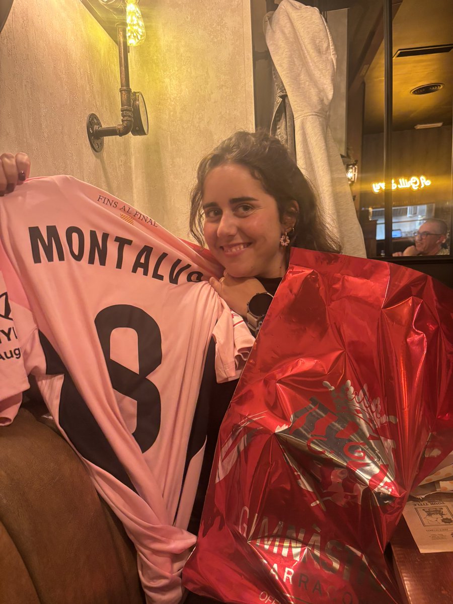 26 anyassus ✨ i equipada pel que queda de temporada amb la samarreta de les girlssssss💖💖💖💖💖