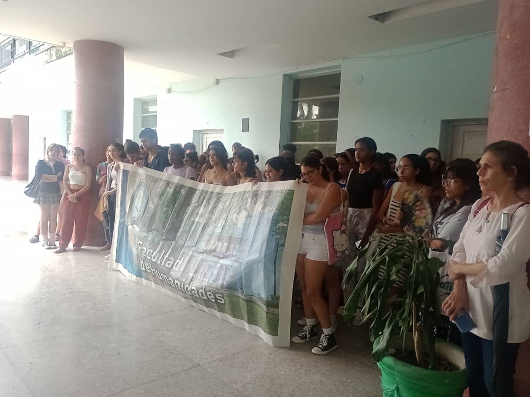 8 de octubre #CheVive
"Vienes quemando la brisa
Con soles de primavera
Para plantar la bandera
Con la luz de tu sonrisa"
#SiempreHumanidades rinde homenaje
<a href="/UCLVCU/">UCLV 🇨🇺</a>