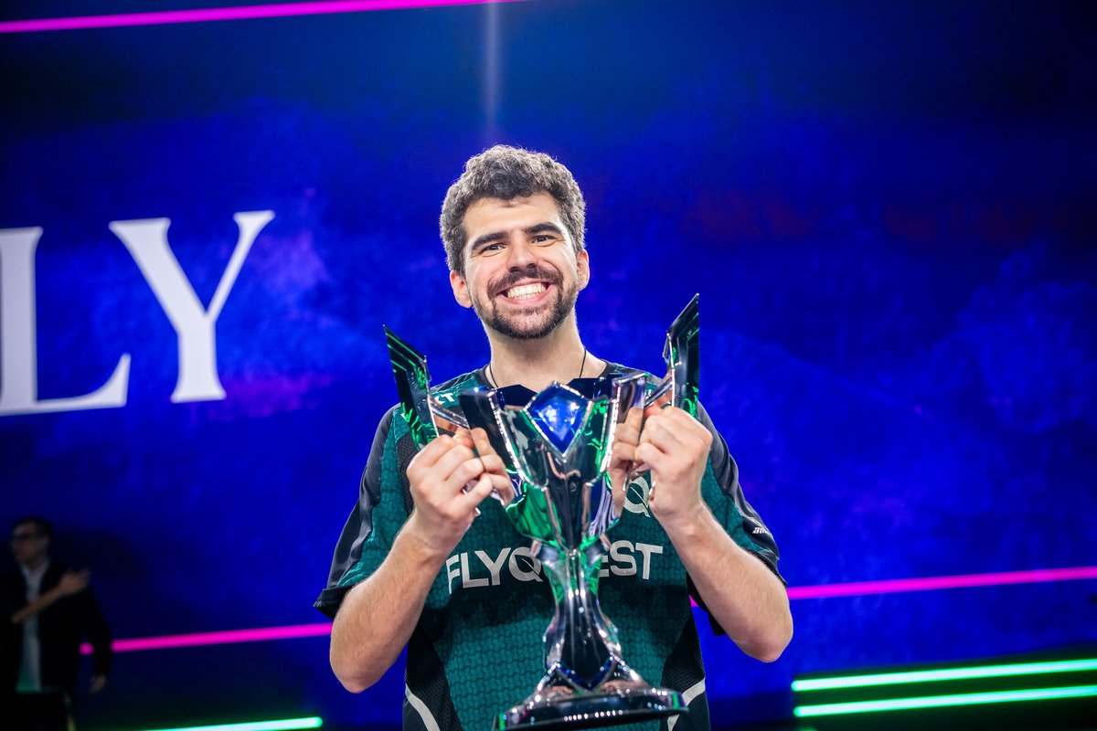 esporincom's tweet image. 🤯 Riot Games, 10 Ekim'de yayınlanması beklenen Worlds 2025 Şarkısı'nın 13 Ekim'e ertelendiğini duyurdu.
Şarkının klibinde Bwipo'nun yer aldığını fakat Bwipo’nun son söylemlerinden dolayı klipten çıkarıldığını açıkladı.
Ayrıca Bwipo, klipte Amerika bölgesini temsil ettiği için…