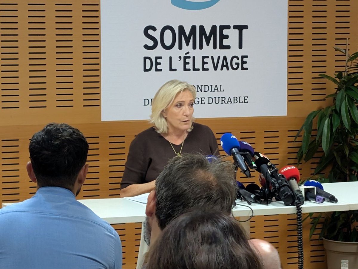 RN63_off's tweet photo. Les militants du RN 63 ont fièrement accompagné Marine Le Pen au Sommet de l’élevage, à Cournon-d’Auvergne. Ensemble, nous défendons nos éleveurs face au Mercosur et pour la souveraineté alimentaire. Pour une France rurale forte, nous sommes à ses côtés ! 🇫🇷🐑  #MarineLePen https://t.co/kOqb96R50i