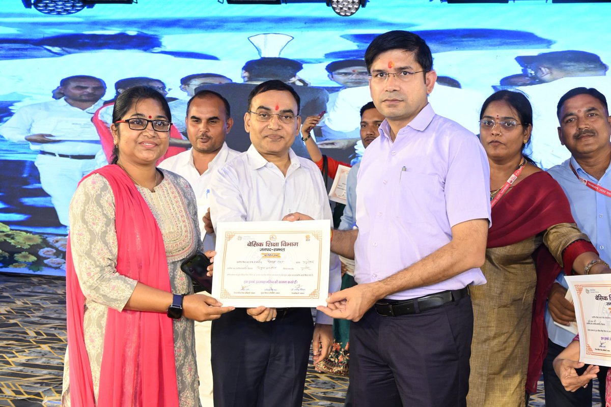 बड़ा मैदान बहजोई में चल रहे सम्भल कल्कि महोत्सव/विकासोत्सव 2025 में आज प्रथम सत्र में बेसिक शिक्षा में नये आयाम:संवरता सम्भल बदलता उ.प्र कार्यक्रम का आयोजन हुआ। मुख्य अतिथि गरुण प्रकाशन के अध्यक्ष श्री संक्रांत सानु जी एवं विषय विशेषज्ञ श्री राहुल दीवान जी रहे। <a href="/CMOfficeUP/">CM Office, GoUP</a>