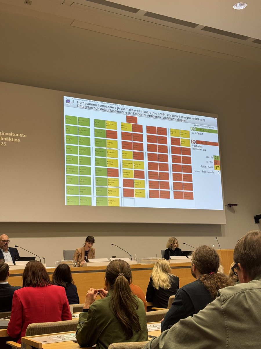 Kaupunginvaltuustossa esitin, että selvitämme kuinka paljon kaupungilta jää tuloja saamatta Hernesaaressa alihintaan luovutettavien Hekan vuokratalotonttien takia.

Vasemmisto ei halunnut selvittää.

Totuus pelottaa.