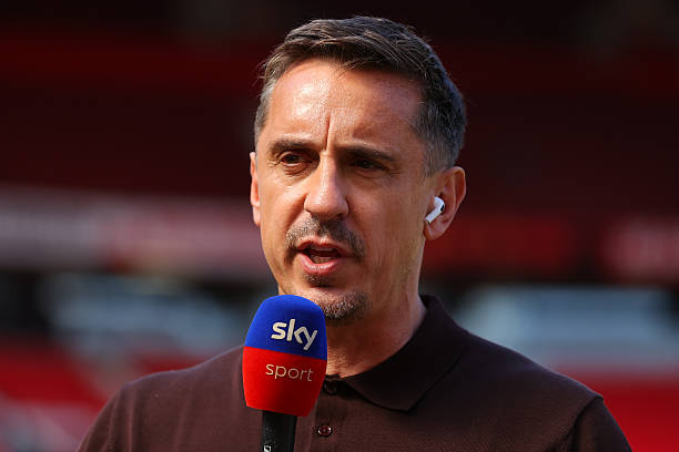 Mercado_Ingles's tweet photo. En una encuesta de 20.000 personas, el 92% de los encuestados piden que se despida a Gary Neville de Sky Sports. 

¿La razón? El comentarista criticó la campaña "Operation Raise the Colours" (una iniciativa para colgar banderas de Reino Unido en postes de luz, promovida por aliados de figuras de extrema derecha como Tommy Robinson), que vio como un intento de fomentar la división luego de unas protestas masivas por el aumento de la inmigración ilegal en especial por la llegada de Musulmanes e Hindues a las Islas Britanicas.

"Vi 50 o 60 banderas de la Unión Jack en el norte de Manchester... Estamos siendo enfrentados unos contra otros. La división que se está creando es absolutamente asquerosa, principalmente creada por hombres blancos de mediana edad enfadados que saben exactamente lo que hacen." - Asi lo expresó Gary Neville en Linkedin.
