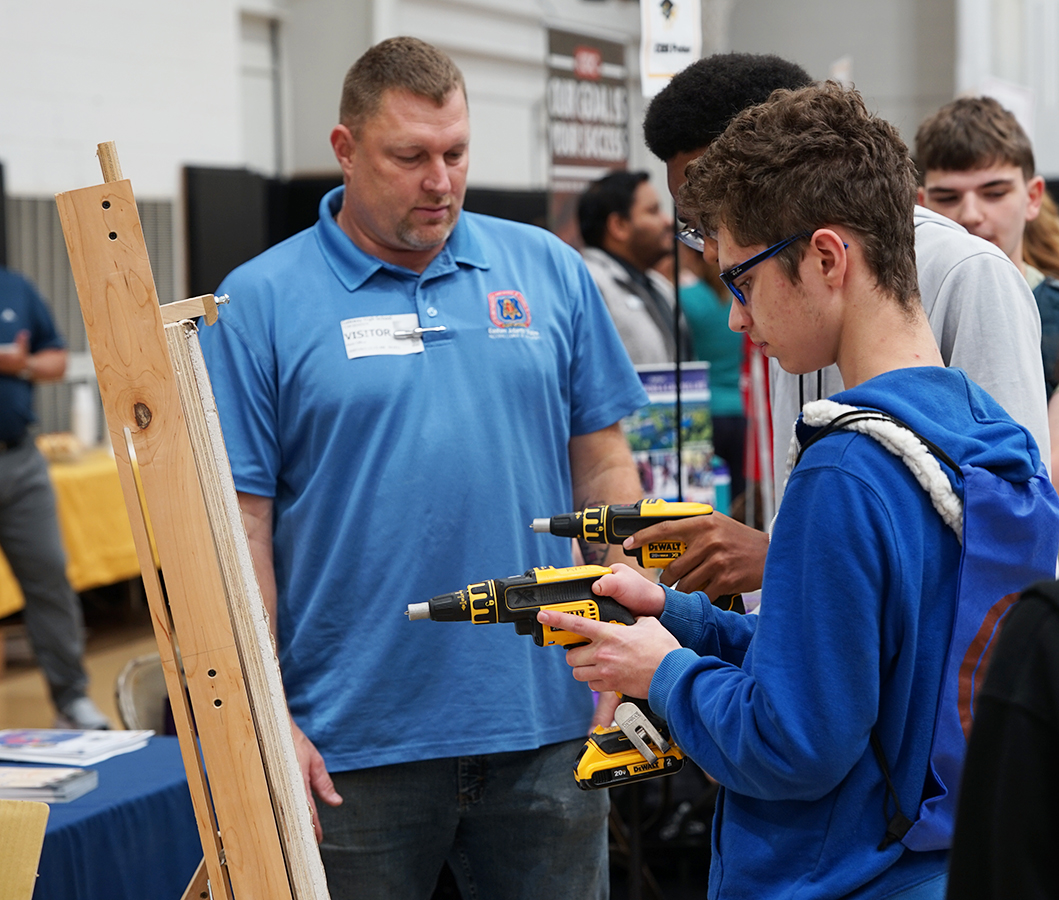 Gateway_SD's tweet image. Today, Gateway High School held its annual College &amp;amp; Career Fair, a wonderful event that connects students with representatives from a large range of colleges and careers. parentsquare.com/feeds/61006154