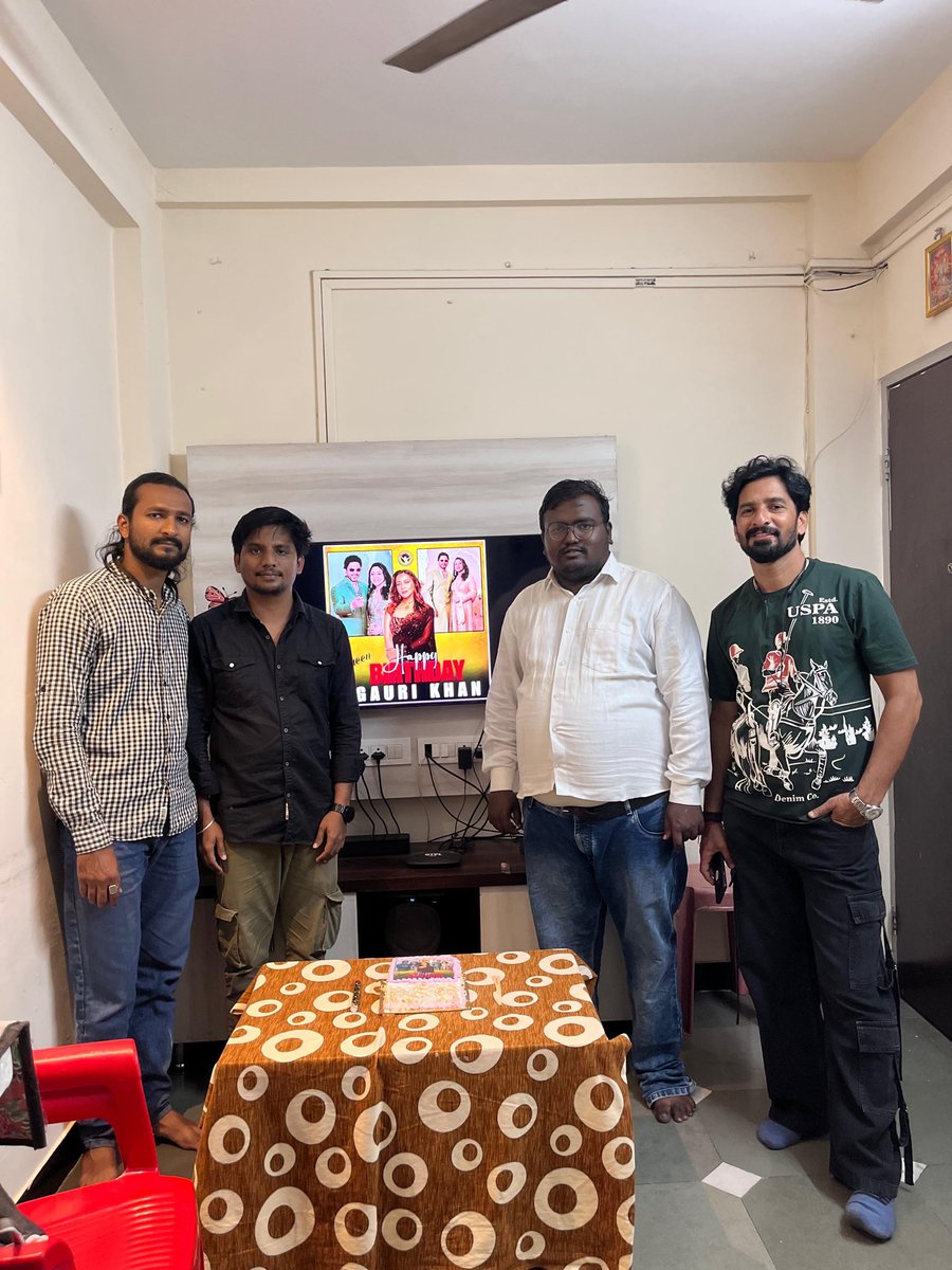 SRKCHENNAIFC's tweet image. SRK fans from #SRKKolhapurCFC celebrating Queen @gaurikhan’s birthday by cutting a beautiful cake🎂 &amp;amp; spreading love and smile.😊❤️

#GauriKhan #HappyBirthdayGauriKhan #HBDGauriKhan #ShahRukhKhan @iamsrk