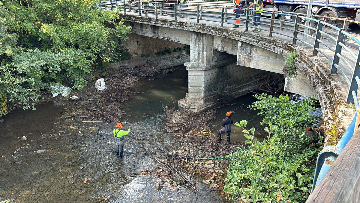 ✅Gaur Ibaizabal ibaia garbitu dute Iurretako Ebro zubitik igarotzean, neguari begira segurtasuna bermatzeko.

✅Hoy se ha limpiado el río Ibaizabal a su paso por el puente Ebro de Iurreta para garantizar la seguridad de cara al invierno.

#Iurreta #iurretakoudala