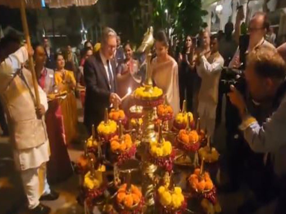 ani_digital's tweet image. UK PM Keir Starmer lights diyas in Mumbai ahead of Diwali, symbolising India-UK cultural bond

Read @ANI Story | aninews.in/news/world/asi…
#UKPM #KeirStarmer #Mumbai