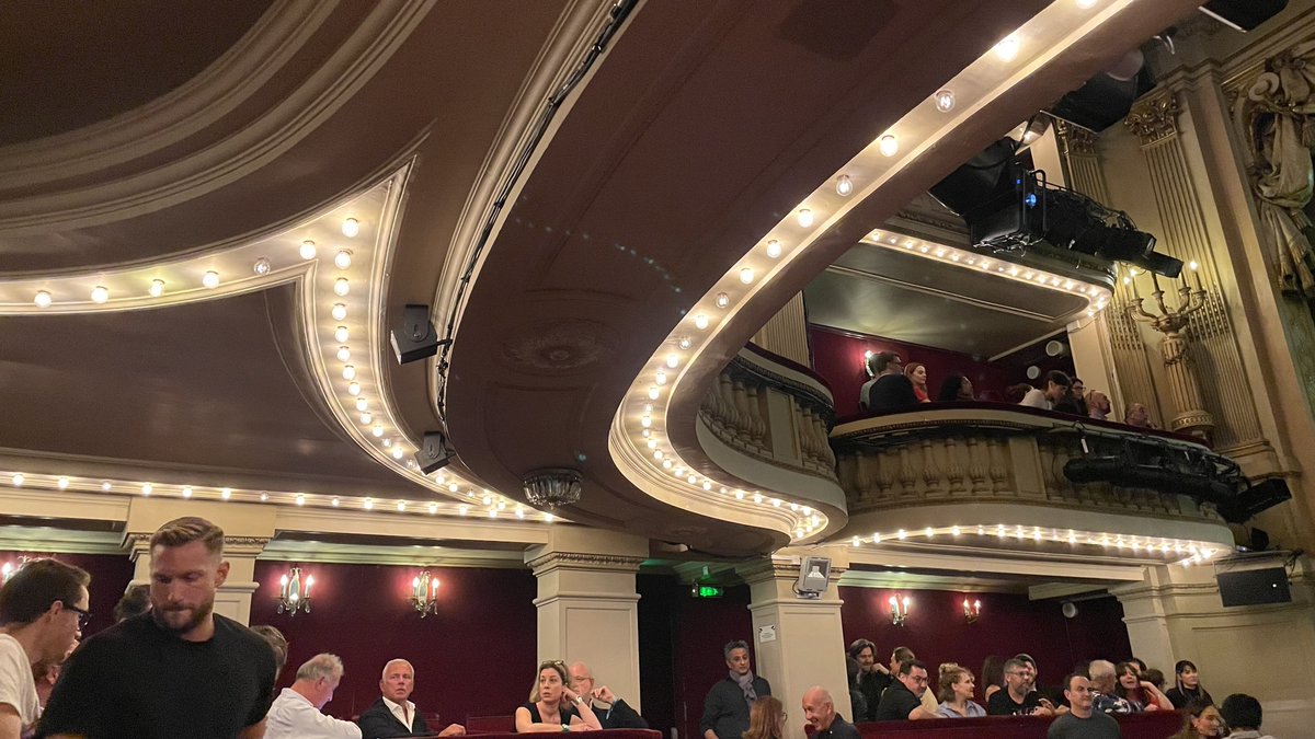 JFGuyot's tweet photo. #Baffie, Chantal #Ladesou, Nicole #Calfan, Benjamin #Castaldi parmi d’autres célébrités à la générale ce soir de la comédie musicale de #Broadway #CherEvanHansen pour la première fois à Paris adaptée et mise en scène par Olivier #Solivérès https://t.co/JEWEesHUUr https://t.co/OewmtNmUdO