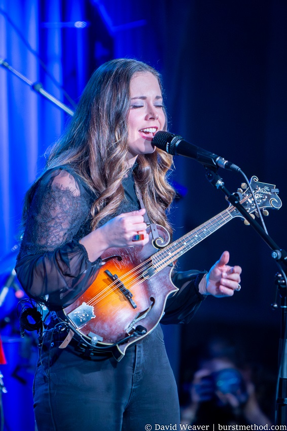burstmethod's tweet image. I'm really happy with how these photos of @sierrahull came out! I had a great time covering her concert at @RamsHeadOnStage. 😊
More photos in the live review. Coming soon!
✍️🎙️🎶📸
#SierraHull #Concertphotography #MusicTwitter #livemusic