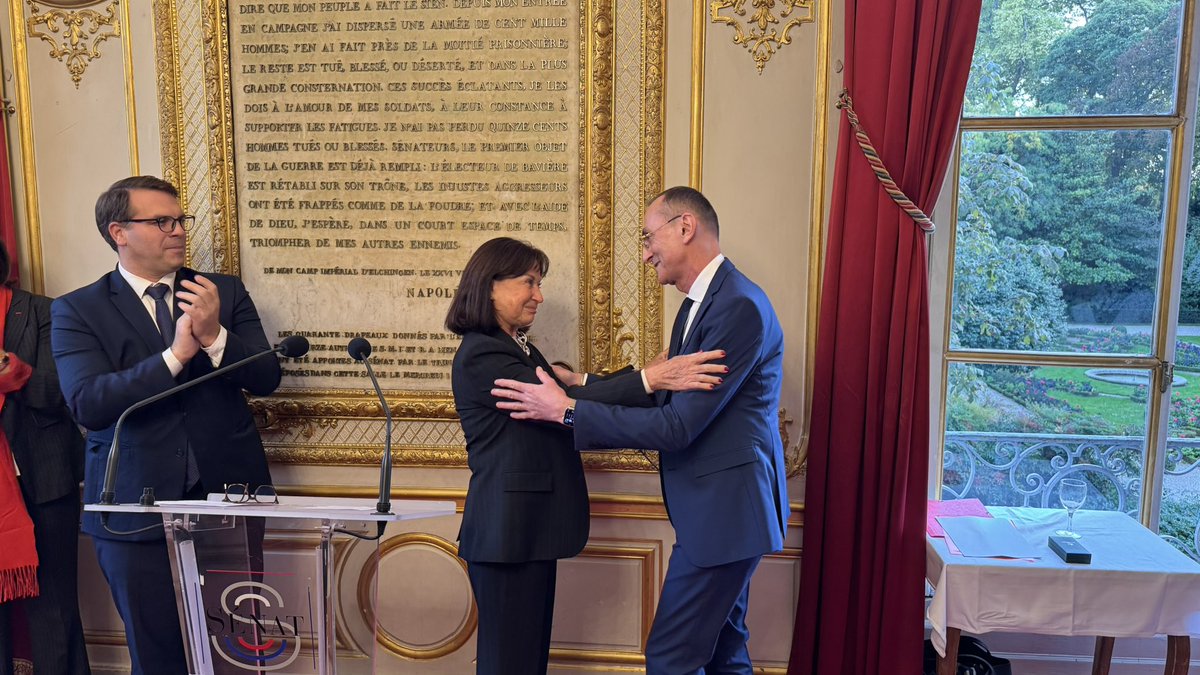 🎖️Fierté et émotion au Palais du Luxembourg : j’ai eu l’honneur de remettre à Pierre Bourriaud, Directeur général des services <a href="/Mairie17/">Mairie du 17e</a>, les insignes de Chevalier de l’Ordre national du Mérite.

Pilier du 17e arrondissement depuis près de 40 ans, il a accompagné Pierre Rémond,