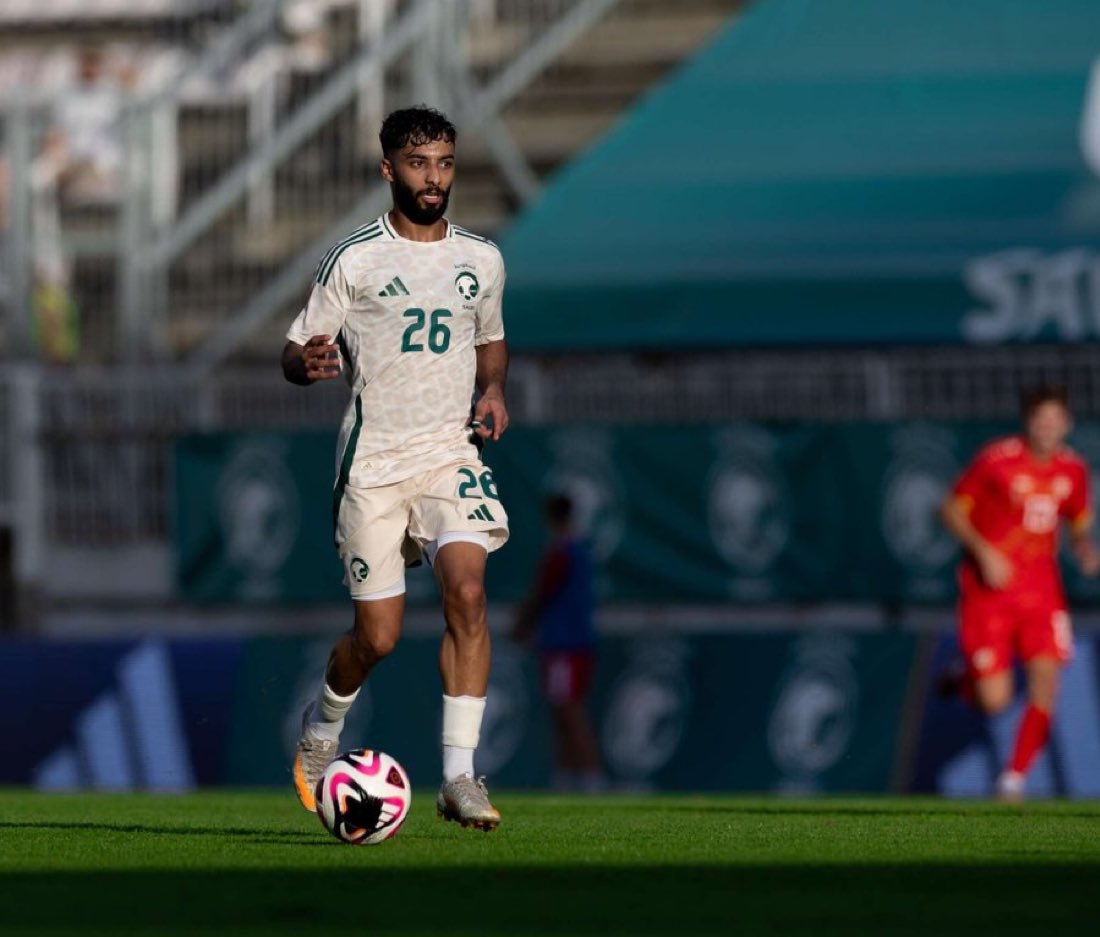 من زمان ماشفت لاعب سعودي يبرد قلبي زي كذا
من زمان ماشفت لاعب رجله نظيفه وباصاته حلوه
من زمان ماشفت لاعب تسديداته فتاكه وفالمرمى ويسجل منها
ماشاء الله تبارك الله