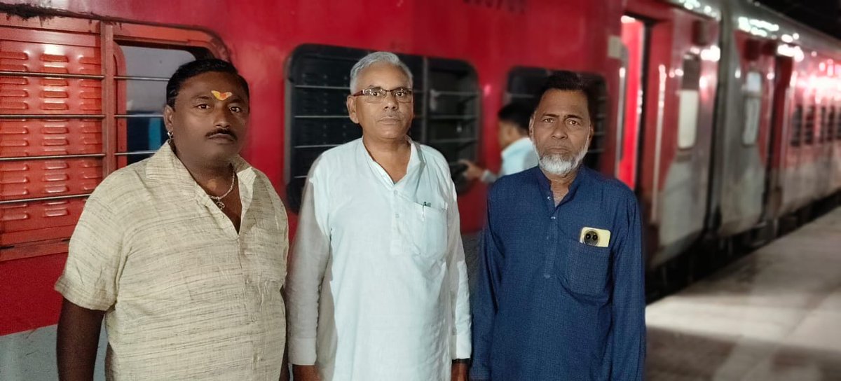 आज बनारस से उधना  को जाने वाली ट्रेन नंo 20962से मैं ग्वालियर में ITMयूनिवर्सिटी में आयोजित कार्यक्रम में भाग लेने जा रहा था,जैसे ही जनपद फतेहपुर के शुभचिन्तक साथी प्रशांत कुमार सोनी और भाई इद्रीश एक साथ भोजन नास्ता लेकर पहुंचे,प्रशांत जी आप दोनों साथियों के मुहब्बतों का शुक्रिया