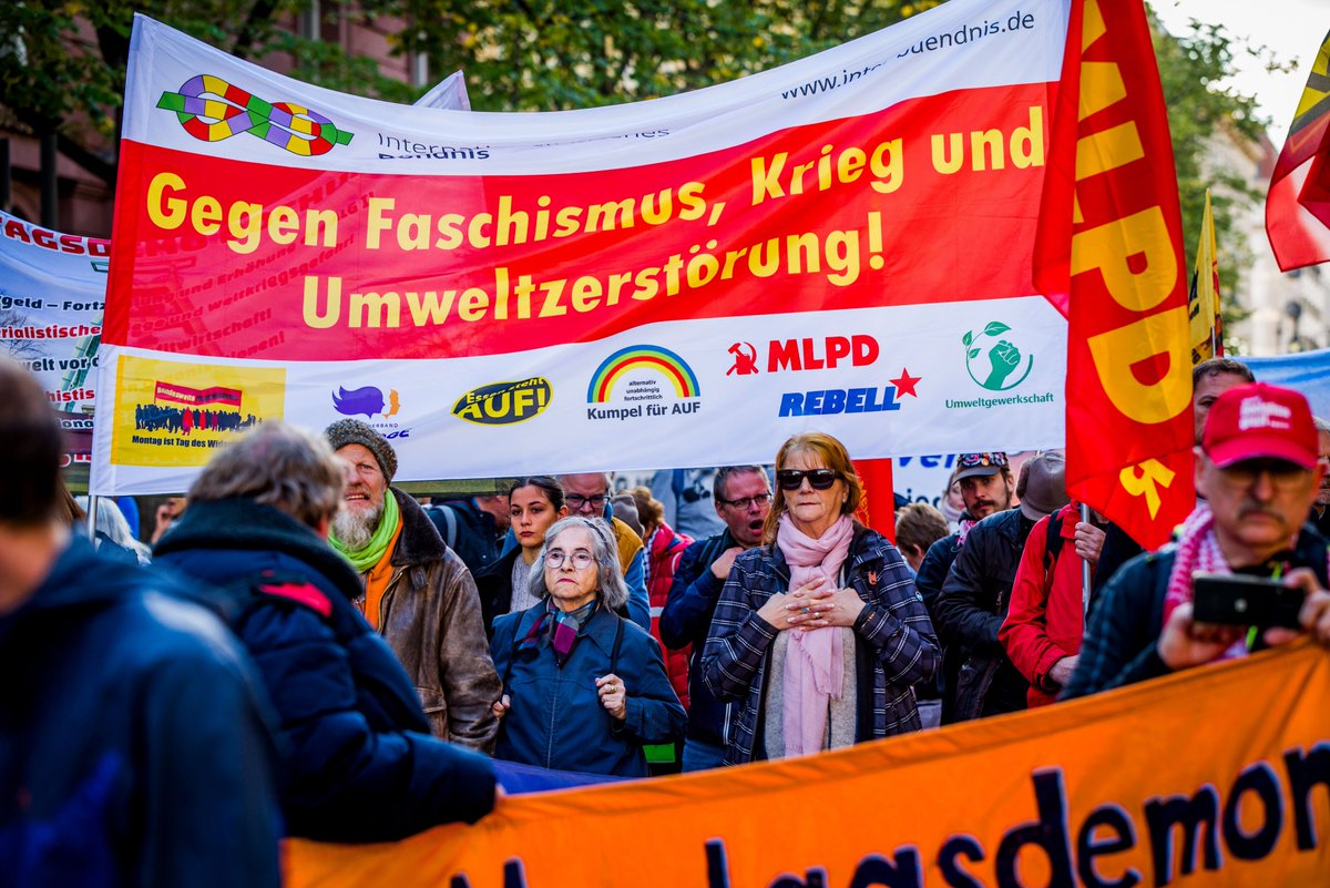BerlinRebell's tweet photo. Letzten Samstag beteiligten wir uns an der großen Friedensdemonstration, um gegen die imperialistischen Kriege in Gaza und in der Ukraine zu protestieren. Mach mit in der Gaza-Arbeitsgruppe des REBELL am 15. Oktober um 17Uhr im Treff International, Reuterstr. 15, Berlin-Neukölln. https://t.co/rV3iBiQuFF