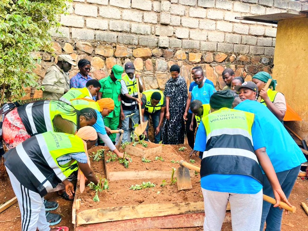 RYVCPrwezamenyo's tweet photo. 📌UKWEZI KWAHARIWE IBIKORWA BY'URUBYIRUKO RW'ABAKORERABUSHAKE KWATANGIYE MU MURENGE WACU.

Uyu munsi mu kagari ka Rwezamenyo I,umudugudu w’inkerakubanza twafatanyije n'inzego zitandukanye, iz'Urubyiruko, Umutekano, twubaka umurima w’igikoni muri gahunda yo kurwanya imirire mibi. https://t.co/nXmVmiAPGN