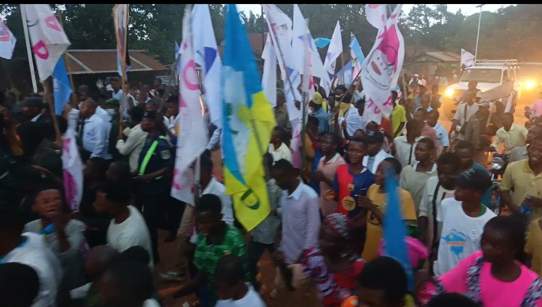 TEMBUE Jupess (@jupesst) on Twitter photo #Lomami: le Ministre délégué à la défense na chargé des AC <a href="/EliezerNtambwe0/">Eliezer Ntambwe 🇨🇩</a> accueilli en triomphe ce mercredi soir à Kabinda.
Dans son adresse devant des milliers de personnes, ce fils du terroir a appelé à l'unité et le soutien au chef de l'État #Fatshi #Lomami: le Ministre délégué à la défense na chargé des AC <a href="/EliezerNtambwe0/">Eliezer Ntambwe 🇨🇩</a> accueilli en triomphe ce mercredi soir à Kabinda.
Dans son adresse devant des milliers de personnes, ce fils du terroir a appelé à l'unité et le soutien au chef de l'État #Fatshi