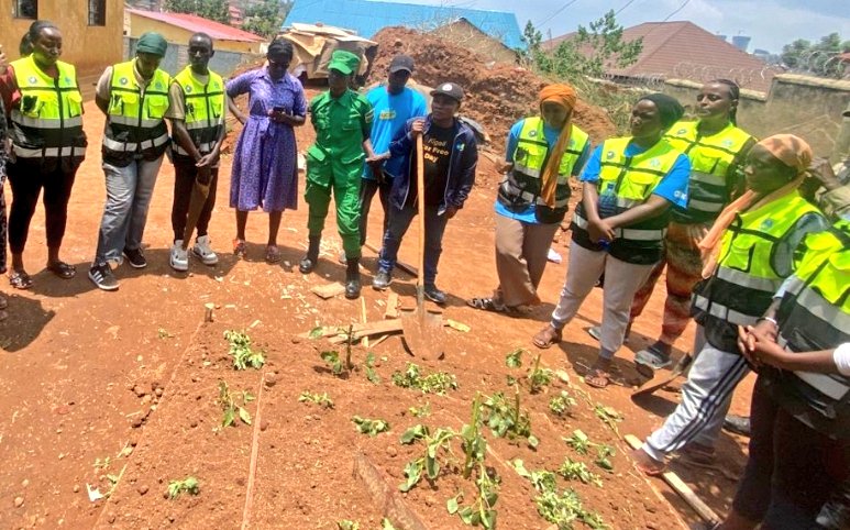 RYVCPrwezamenyo's tweet photo. 📌UKWEZI KWAHARIWE IBIKORWA BY'URUBYIRUKO RW'ABAKORERABUSHAKE KWATANGIYE MU MURENGE WACU.

Uyu munsi mu kagari ka Rwezamenyo I,umudugudu w’inkerakubanza twafatanyije n'inzego zitandukanye, iz'Urubyiruko, Umutekano, twubaka umurima w’igikoni muri gahunda yo kurwanya imirire mibi. https://t.co/nXmVmiAPGN